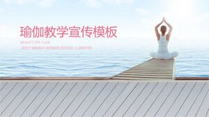 Laden Sie eine PPT-Vorlage zum Thema Yoga herunter, um Yoga am Strand mit Charakterhintergründen zu praktizieren