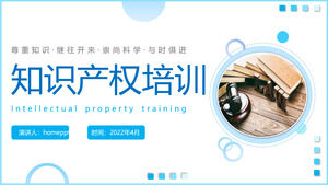 Scarica il PPT di formazione sulla proprietà intellettuale minimalista blu con sfondo del libro legale