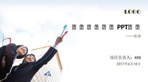 Geschäftsleute, die Pfeilrichtung-Projektimplementierungsplan ppt Vorlage zeigen