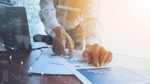 正在分析数据的商务人士的PPT背景图片