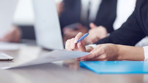 Immagine del fondo PPT di scena dell'ufficio dei colletti bianchi del posto di lavoro