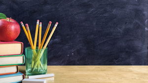 Imagem de fundo PPT da mesa de aula em frente ao quadro-negro