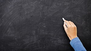 Mão segurando a escrita de giz na lousa imagem de fundo PPT