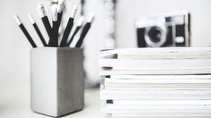 검은 색과 흰색 펜 홀더 메모장 PPT 배경 그림