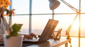 Бесплатно скачать фоновые изображения PowerPoint с офисными сценами на солнце