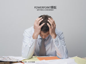 Executivos pensando em uma visão ampla de fundo clássico cinza simples modelo de ppt de negócios