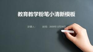 黒板スタイルの小さな新鮮な教育作業レポートの概要pptテンプレート